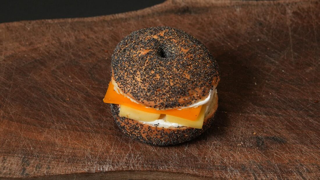 Haşhaşlı bagel sandviç